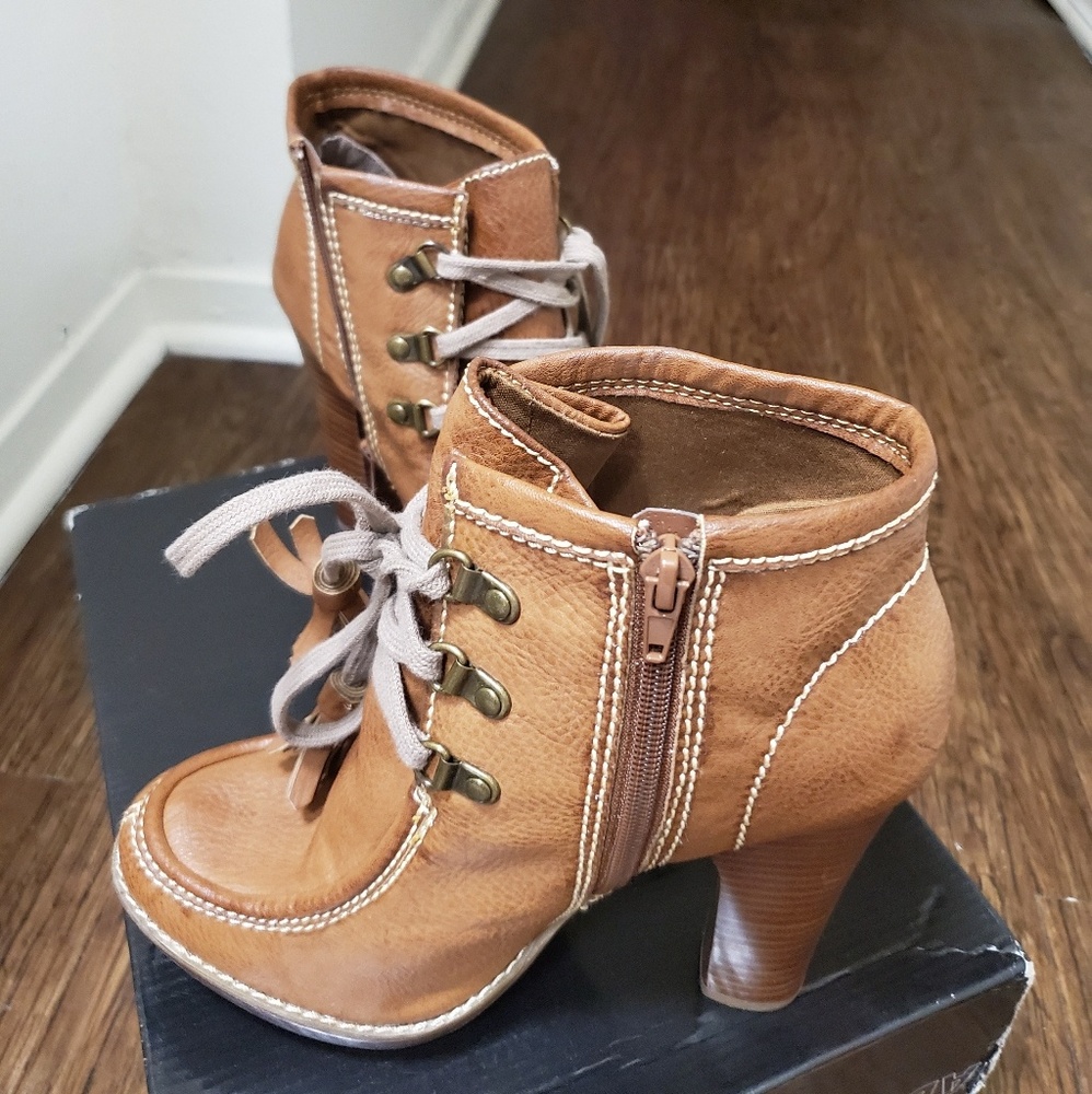 Tan MIA Laced boots